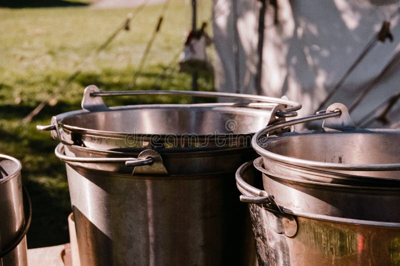 https://thumbs.dreamstime.com/b/stack-pots-pans-stacked-to-be-cleaned-colonial-era-british-camp-battle-newbury-revolutionary-war-269858559.jpg