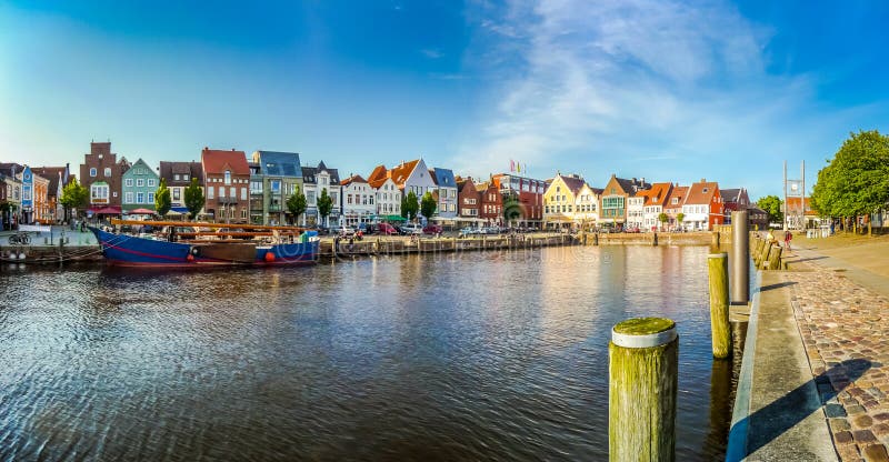 Stad av Husum, Nordfriesland, Schleswig-Holstein, Tyskland royaltyfri foto Stad av Husum, Nordfriesland, Schleswig-Holstein, Tyskland royaltyfri foto