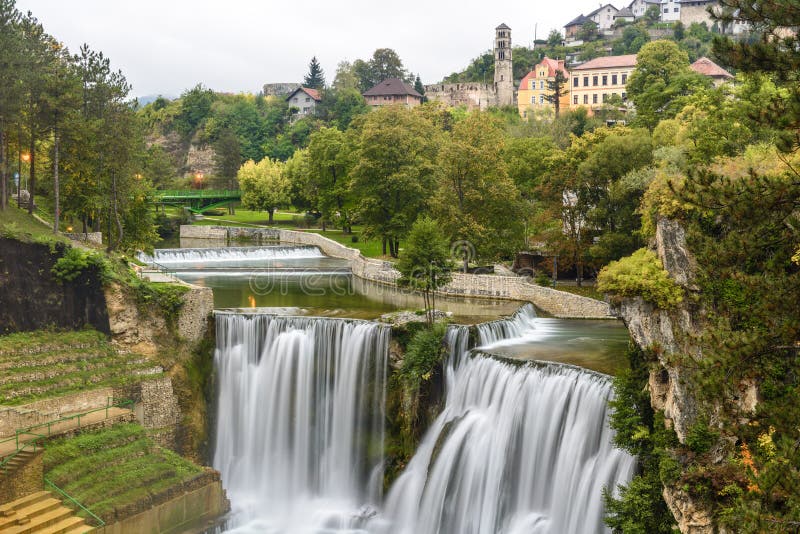 Stad av Jajce och den Pliva vattenfallet (Bosnien och Hercegovina)