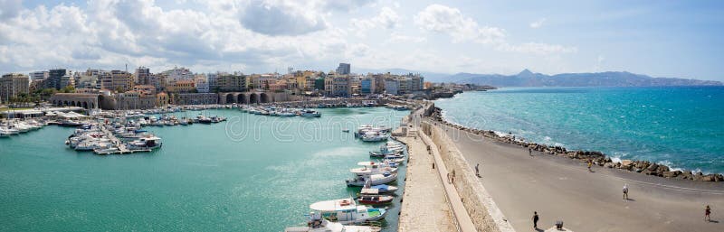 Stad av väggen för port för marina för Heraklion sjösidamitt, Kreta arkivfoto Stad av väggen för port för marina för Heraklion sjösidamitt, Kreta arkivfoto