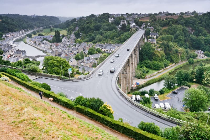 Stad Dinan en rivier Rance, Frankrijk royalty-vrije stock afbeeldingen Stad Dinan en rivier Rance, Frankrijk royalty-vrije stock afbeeldingen