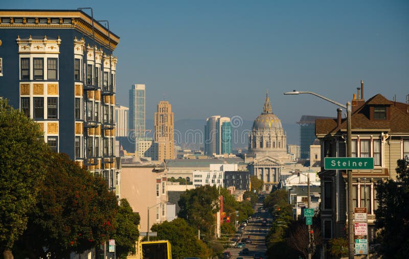 Stad Hall Buidling Down Fulton Street San Francisco California royalty-vrije stock foto Stad Hall Buidling Down Fulton Street San Francisco California royalty-vrije stock foto