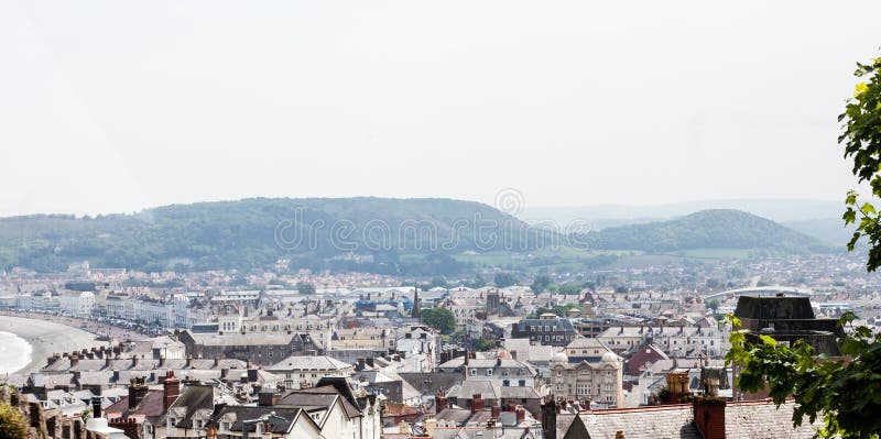 Stad van Llandudno in Noord-Wales, het Verenigd Koninkrijk Traditionele Britse cityscape van de heuveltop Stads luchtmening over royalty-vrije stock fotografie Stad van Llandudno in Noord-Wales, het Verenigd Koninkrijk Traditionele Britse cityscape van de heuveltop Stads luchtmening over royalty-vrije stock fotografie