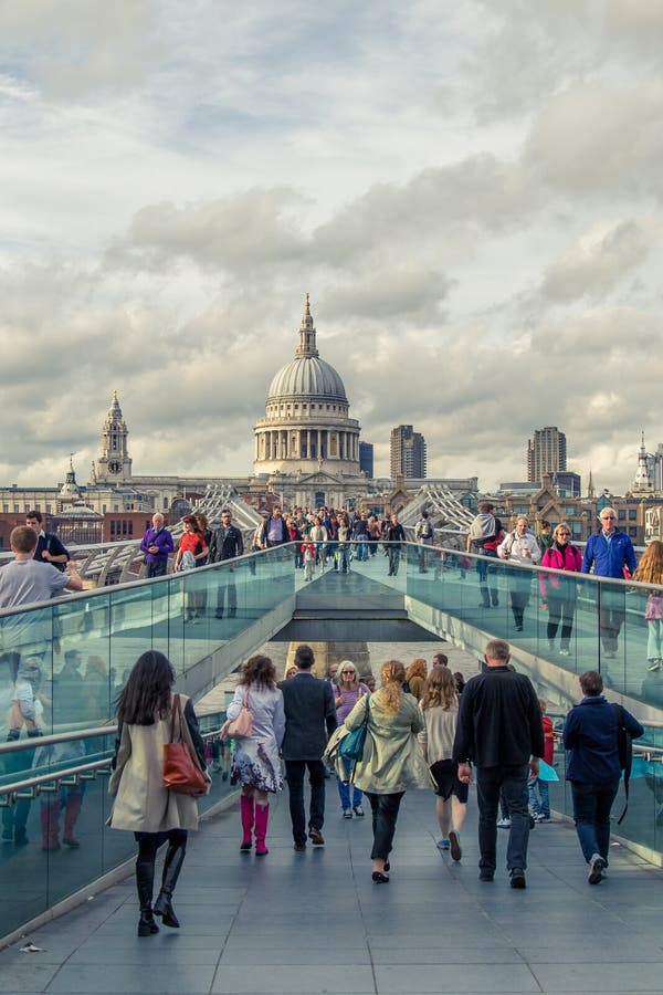 Stad van Londen, Millenniumbrug en St Pauls kathedraal in su royalty-vrije stock foto Stad van Londen, Millenniumbrug en St Pauls kathedraal in su royalty-vrije stock foto