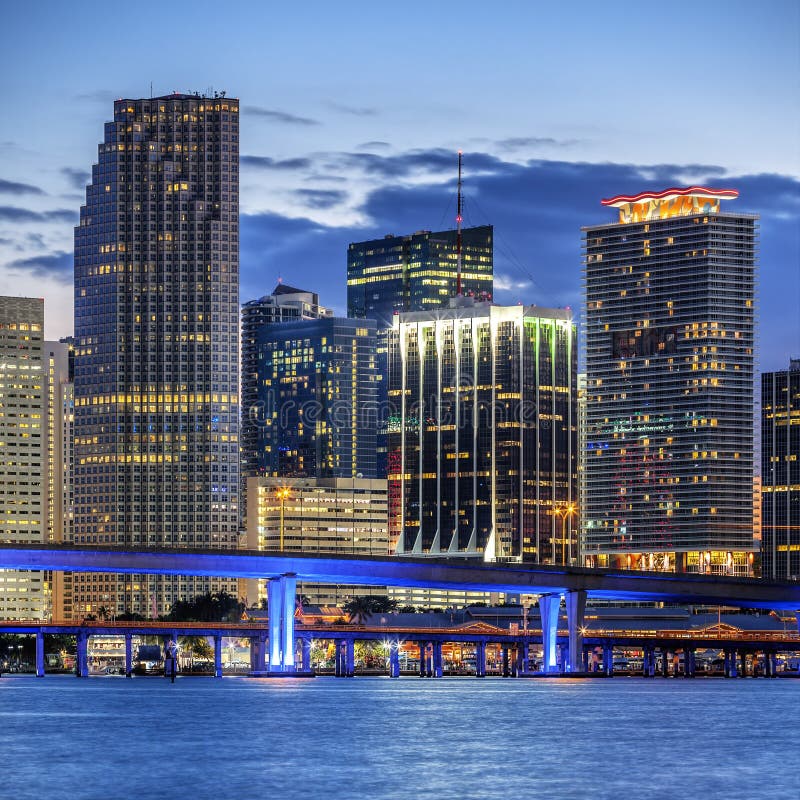 Stad van Miami Florida, verlichte zaken en woonbuil
