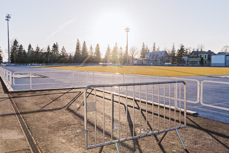 Stade vide de matin dans la lumière de début de la matinée photographie stock libre de droits Stade vide de matin dans la lumière de début de la matinée photographie stock libre de droits