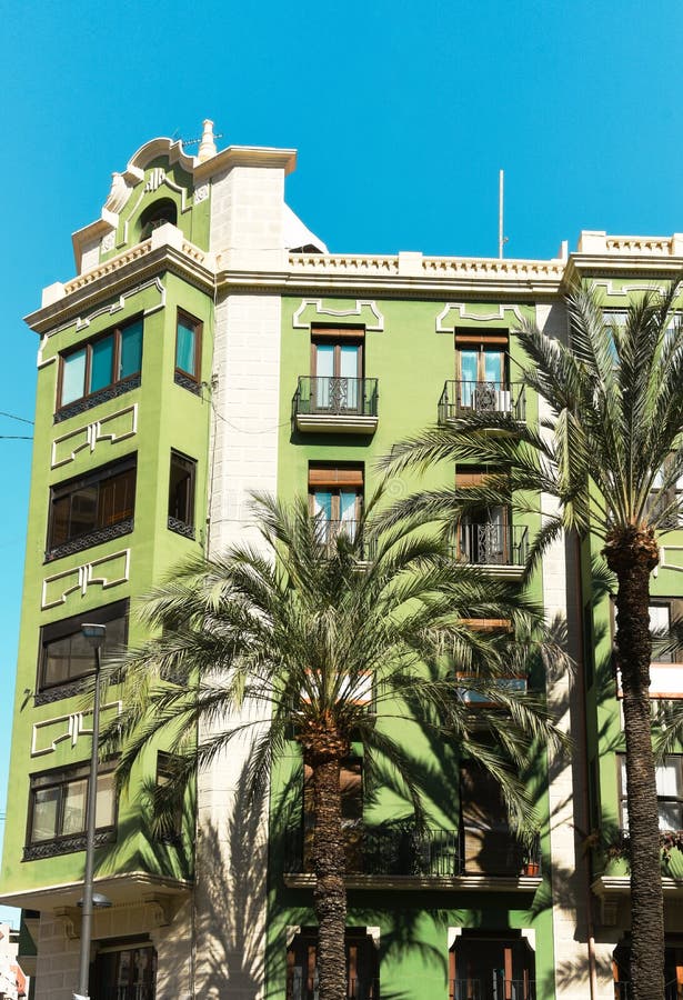 Staden Alicante i Spanien, Costa blanca, som ligger i centrala Maisonnave avenue-palmer royaltyfri fotografi Staden Alicante i Spanien, Costa blanca, som ligger i centrala Maisonnave avenue-palmer royaltyfri fotografi