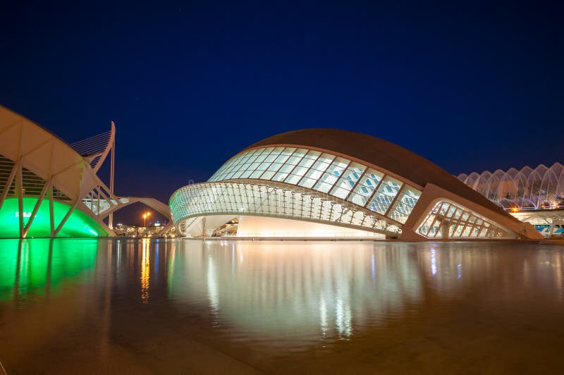 Staden av konsterna och vetenskaperna på natten i Valencia, Spanien royaltyfri bild Staden av konsterna och vetenskaperna på natten i Valencia, Spanien royaltyfri bild