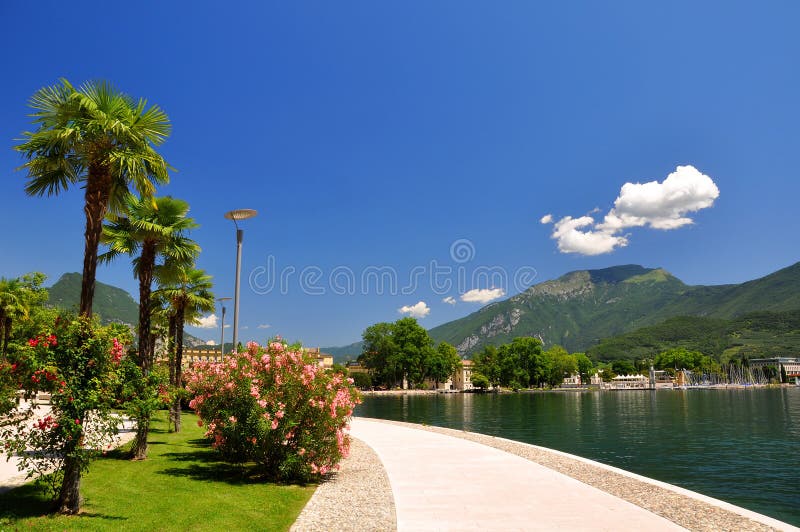 Staden av Riva del Garda royaltyfri fotografi Staden av Riva del Garda royaltyfri fotografi