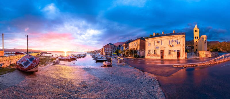 Staden karlobag på den adriatiska kustens solnedgång panoramisk syn arkivbild