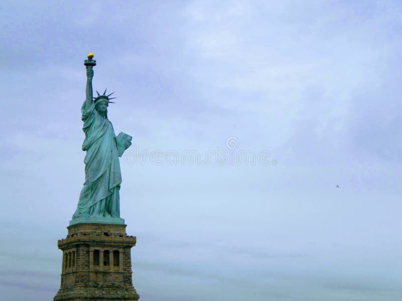 Stadgan om frihet och himlen i New York City fotografering för bildbyråer Stadgan om frihet och himlen i New York City fotografering för bildbyråer