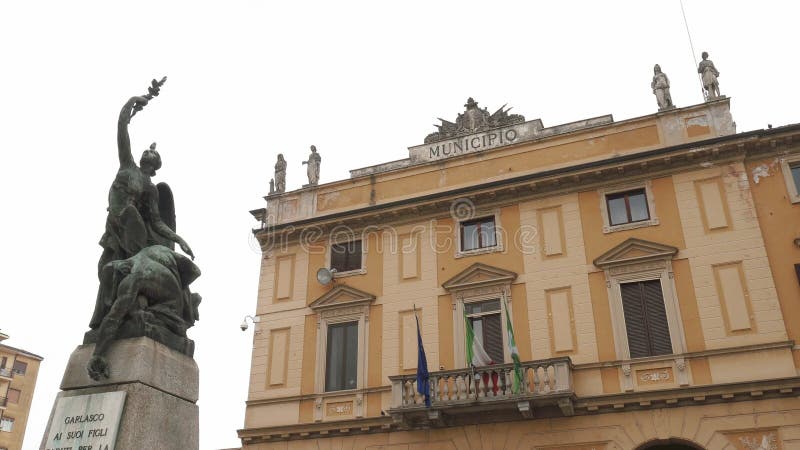 Stadhuis (Municipio) en oorlogsgedenkteken, Garlasco, PV, Italië