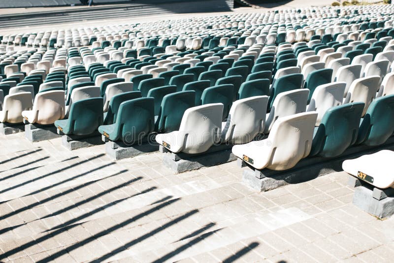 Stadionst?llningar med g?ngar och vita och gr?a plast- platser fotografering för bildbyråer Stadionst?llningar med g?ngar och vita och gr?a plast- platser fotografering för bildbyråer