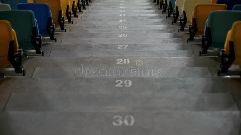 Stadium schodki z błękitem i żółci siedzenia, sposób zwycięstwo, motywacji pojęcie fotografia royalty free Stadium schodki z błękitem i żółci siedzenia, sposób zwycięstwo, motywacji pojęcie fotografia royalty free