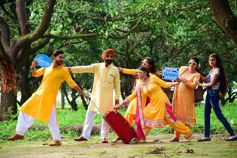 Stadpuranpur/Indien på 13th September 2019 en Halldi ceremoni firades för brudgum arkivfoto Stadpuranpur/Indien på 13th September 2019 en Halldi ceremoni firades för brudgum arkivfoto
