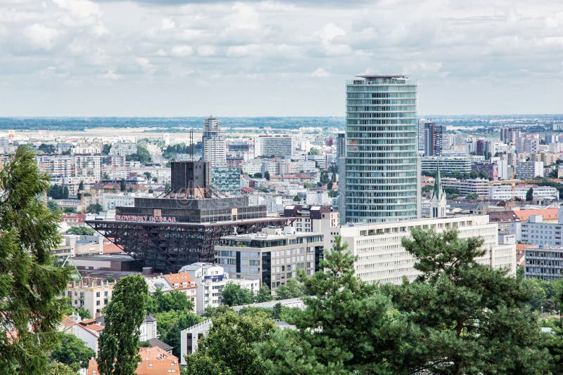 Stads- plats i Bratislava, huvudstad av Slovakien med slovakradion royaltyfria foton Stads- plats i Bratislava, huvudstad av Slovakien med slovakradion royaltyfria foton