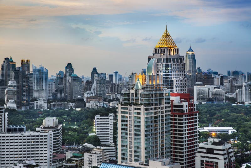 Stads- stadshorisont, Sathorn Rd., (Bangkok området för centrala affär), Thailand.
