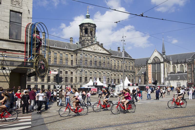Stadshus och madam Tussauds på fördämningfyrkant i Amsterdam, Hollan royaltyfri fotografi Stadshus och madam Tussauds på fördämningfyrkant i Amsterdam, Hollan royaltyfri fotografi