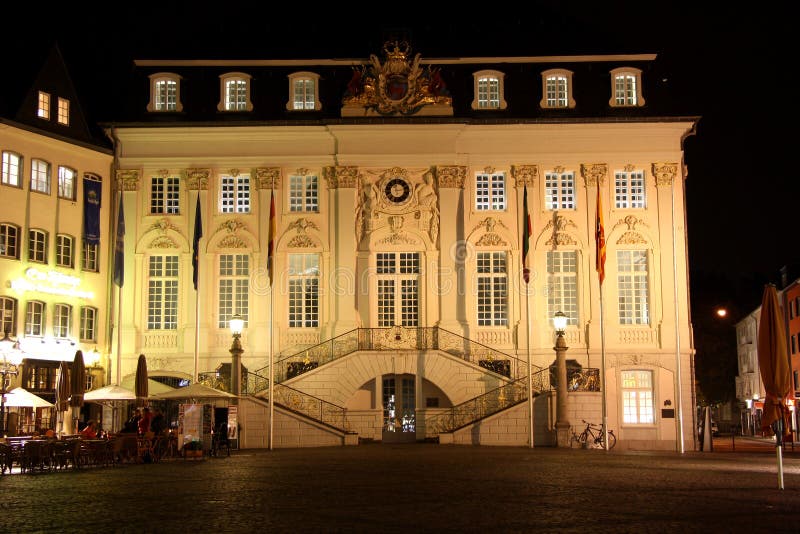 Stadshus på marknadsstället i Bonn (Tyskland) på royaltyfri foto Stadshus på marknadsstället i Bonn (Tyskland) på royaltyfri foto