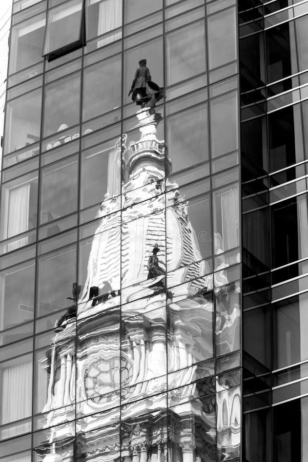 Stadshuset reflekterade i modern byggnad, Philadelphia, Pennsylvania royaltyfri fotografi Stadshuset reflekterade i modern byggnad, Philadelphia, Pennsylvania royaltyfri fotografi