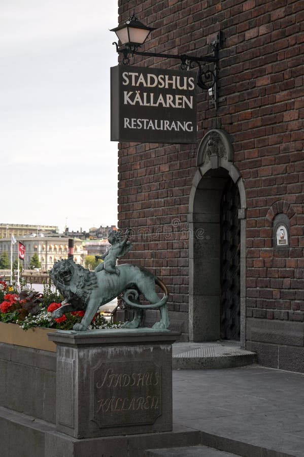 Stadshuskällaren, beroemd die restaurant bij het Stadhuis dienend voedsel van Stockholm wordt gevestigd van Zweedse culinaire tr stock afbeelding Stadshuskällaren, beroemd die restaurant bij het Stadhuis dienend voedsel van Stockholm wordt gevestigd van Zweedse culinaire tr stock afbeelding