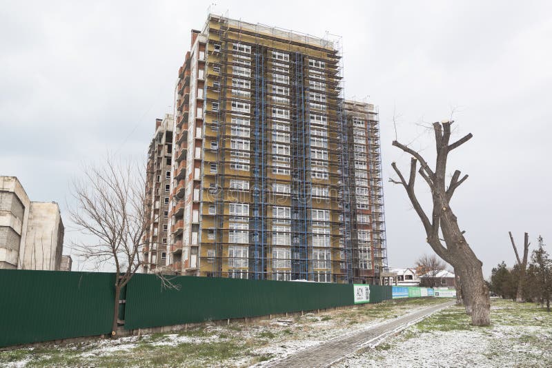 Stadslandschap met woningbouw met meerdere verdiepingen onder cons. stock afbeelding Stadslandschap met woningbouw met meerdere verdiepingen onder cons. stock afbeelding