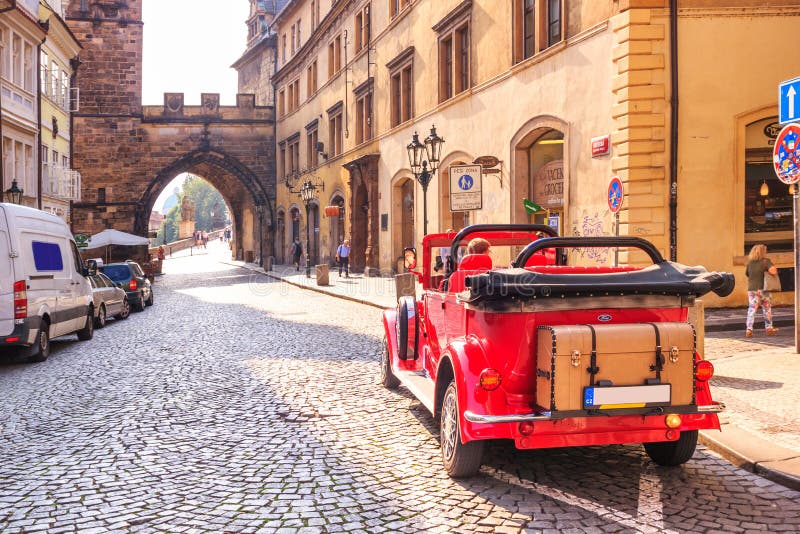 Stadslandskap - syn på en veteranbil och inträde i Charles Bridge, i Prags historiska centrum arkivfoto Stadslandskap - syn på en veteranbil och inträde i Charles Bridge, i Prags historiska centrum arkivfoto