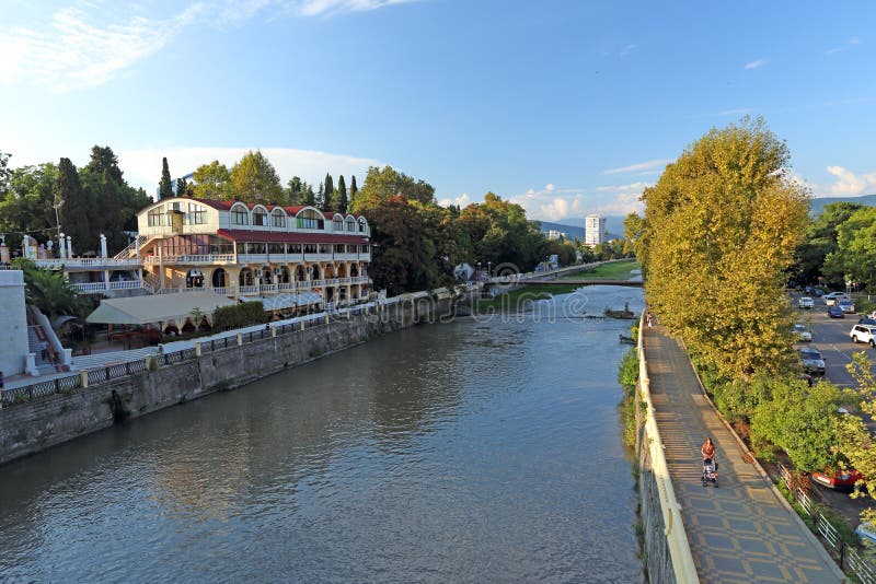 Stadsmening in zacht avondlicht met de rivier van Sotchi stock afbeelding Stadsmening in zacht avondlicht met de rivier van Sotchi stock afbeelding