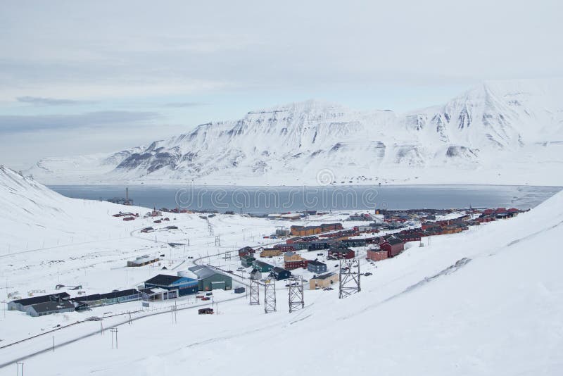 Stadssikt från gammal övergiven kolgruva Longyearbyen Spitsberge royaltyfri bild Stadssikt från gammal övergiven kolgruva Longyearbyen Spitsberge royaltyfri bild