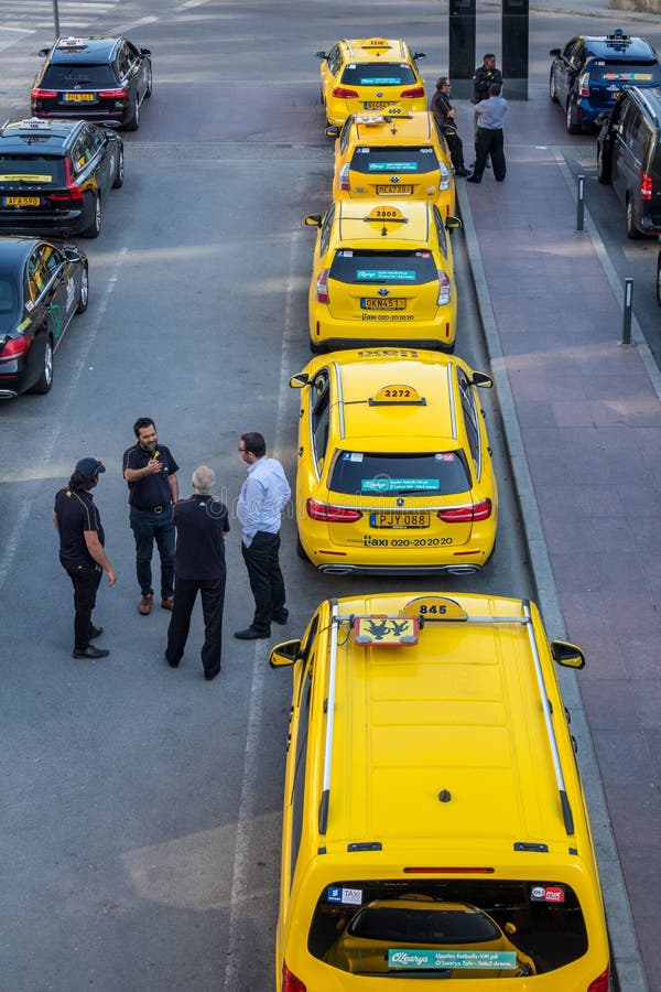 Download Stadssikten Av Många Guling Och Svart åker Taxi I Linje Redaktionell Fotografering för Bildbyråer - Bild av väg, stad: 116735239