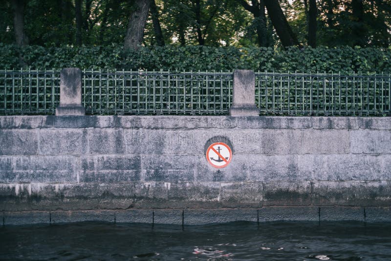 Stadstecken för fartyg som förtöjs är förbjudna vid vejsarfloden i östra. petersburg. arkivfoton Stadstecken för fartyg som förtöjs är förbjudna vid vejsarfloden i östra. petersburg. arkivfoton