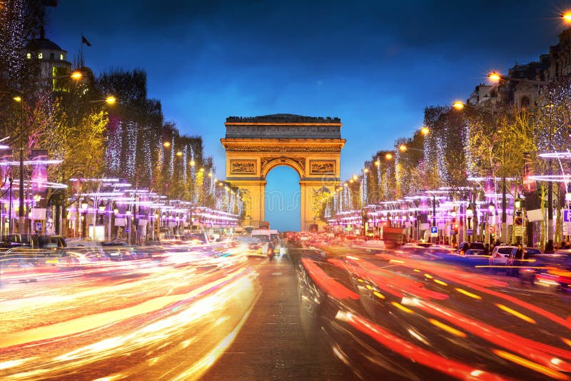 Stadt des Arcs de Triomphe Paris am Sonnenuntergang lizenzfreie stockbilder