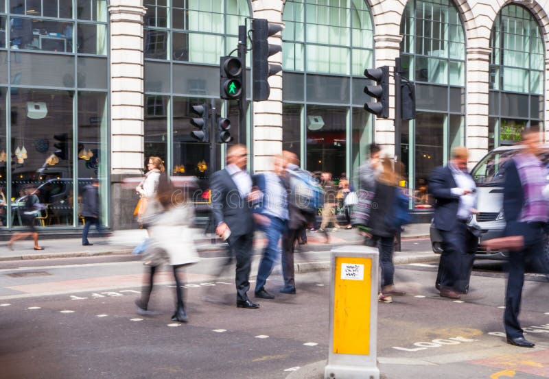 Stadt des London-Geschäftslebens Gruppe Geschäftsleute, die gehen zu arbeiten stockfotografie Stadt des London-Geschäftslebens Gruppe Geschäftsleute, die gehen zu arbeiten stockfotografie