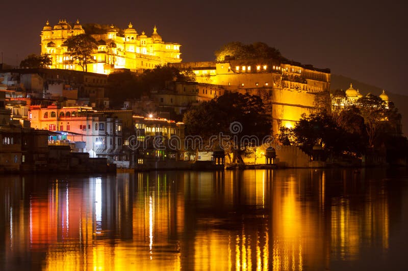 Stadt-Palast und Pichola See nachts, Udaipur stockfotos Stadt-Palast und Pichola See nachts, Udaipur stockfotos
