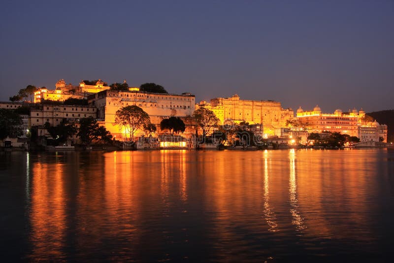 Stadt-Palastkomplex nachts, Udaipur, Indien lizenzfreie stockfotos Stadt-Palastkomplex nachts, Udaipur, Indien lizenzfreie stockfotos