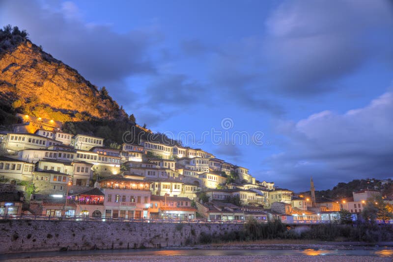 Stadt von Berat in Albanien nachts lizenzfreie stockfotos Stadt von Berat in Albanien nachts lizenzfreie stockfotos
