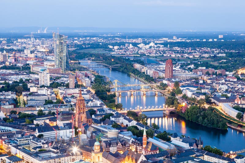Stadt von Frankfurt-Hauptleitung nachts lizenzfreie stockfotos Stadt von Frankfurt-Hauptleitung nachts lizenzfreie stockfotos