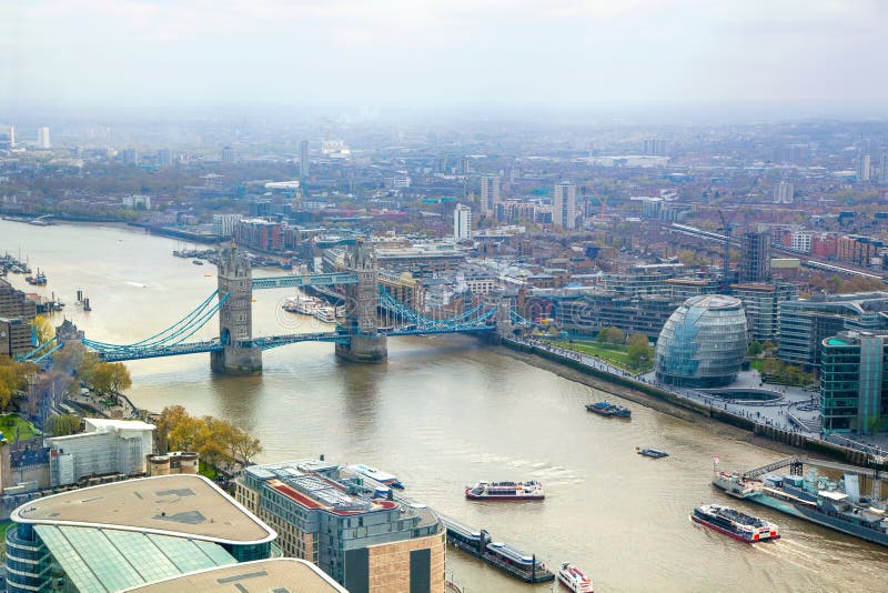 Stadt von London-Ansicht mit der Turm-Brücke und Themse lizenzfreie stockfotografie Stadt von London-Ansicht mit der Turm-Brücke und Themse lizenzfreie stockfotografie