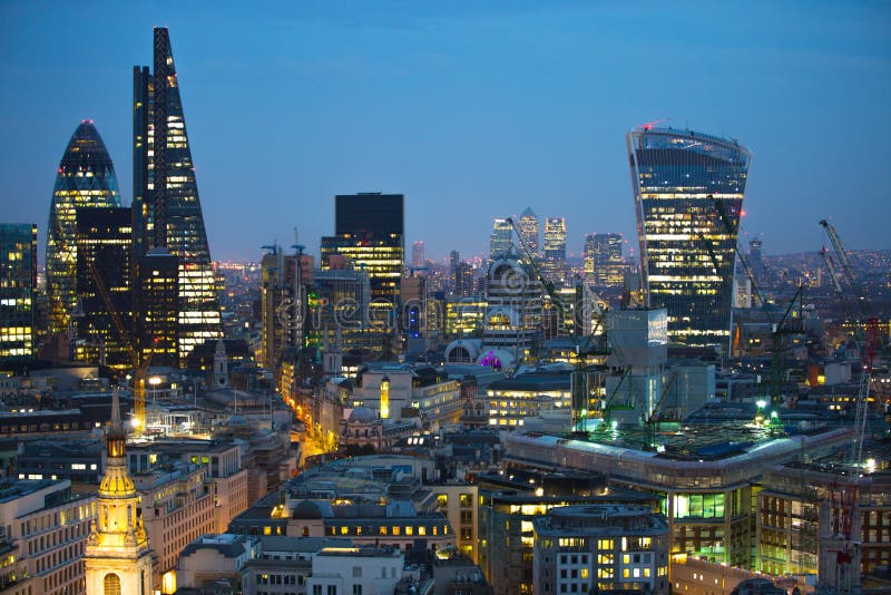 Stadt von London bei Sonnenuntergang Berühmte Wolkenkratzer Stadt von London-Geschäft und von Bankwesenarienansicht an der Dämmer lizenzfreie stockbilder Stadt von London bei Sonnenuntergang Berühmte Wolkenkratzer Stadt von London-Geschäft und von Bankwesenarienansicht an der Dämmer lizenzfreie stockbilder