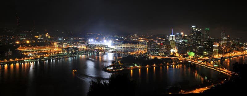 Stadt von Pittsburgh nachts