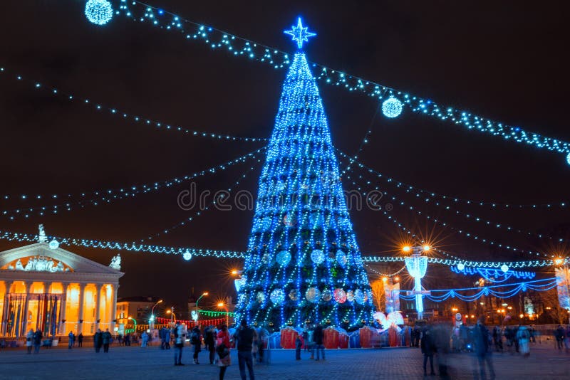 Stadt-Weihnachten und Beleuchtungen und Dekorationen des neuen Jahres im Marktplatz stockfotos Stadt-Weihnachten und Beleuchtungen und Dekorationen des neuen Jahres im Marktplatz stockfotos