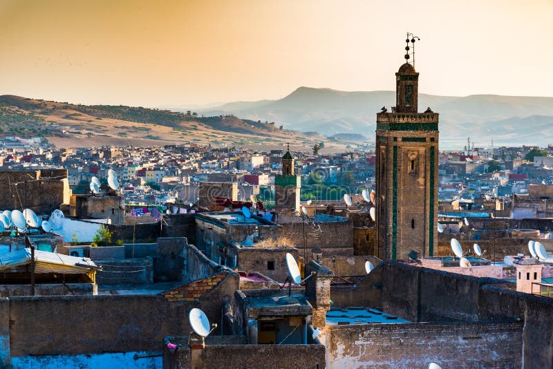 Stadtbild-Ansicht über die Dachspitzen von größtem Medina in Fes, Marokko, Afrika lizenzfreie stockfotografie Stadtbild-Ansicht über die Dachspitzen von größtem Medina in Fes, Marokko, Afrika lizenzfreie stockfotografie