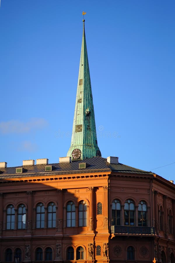 Stadtbildsonderkommando mit Kirchturm in Riga lizenzfreies stockbild Stadtbildsonderkommando mit Kirchturm in Riga lizenzfreies stockbild