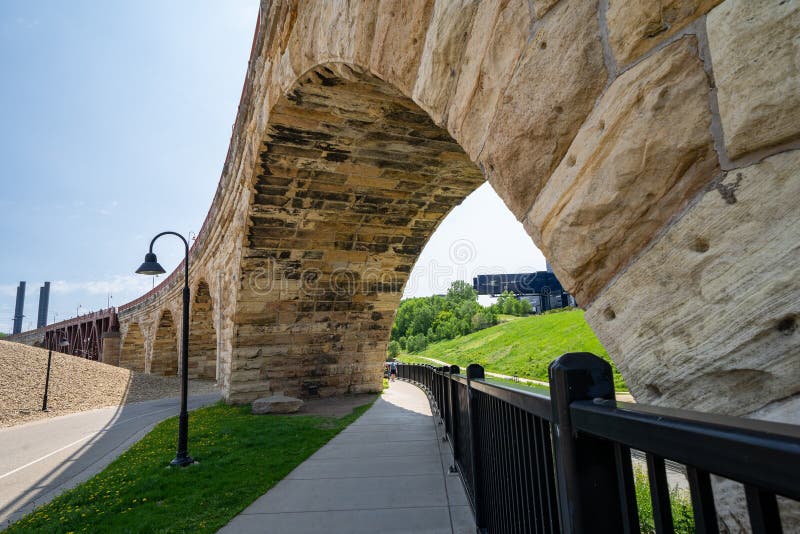 Stadtbildszene von im Stadtzentrum gelegenem Minneapolis, wie von den Mühlruinen gesehen parken Ansicht der Steinbogenbrücke am s