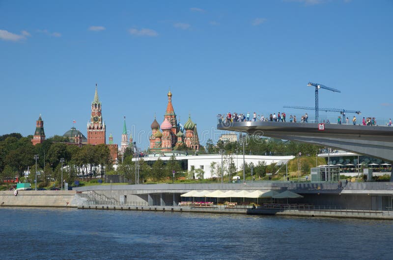 Stadtlandschaft mit Ansichten des Moskaus der Kreml und Landschaft parken ` Zaryadye-`, Russland stockbilder Stadtlandschaft mit Ansichten des Moskaus der Kreml und Landschaft parken ` Zaryadye-`, Russland stockbilder