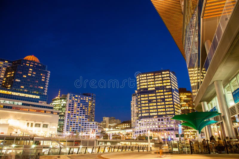 Stadtnacht, gesehen von Vancouver Convention Center an der Dämmerung stockfotografie Stadtnacht, gesehen von Vancouver Convention Center an der Dämmerung stockfotografie