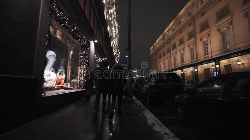 Stadtnachtstraßen-Bürgersteigsshopfenster mit teuren schauenden Szenen