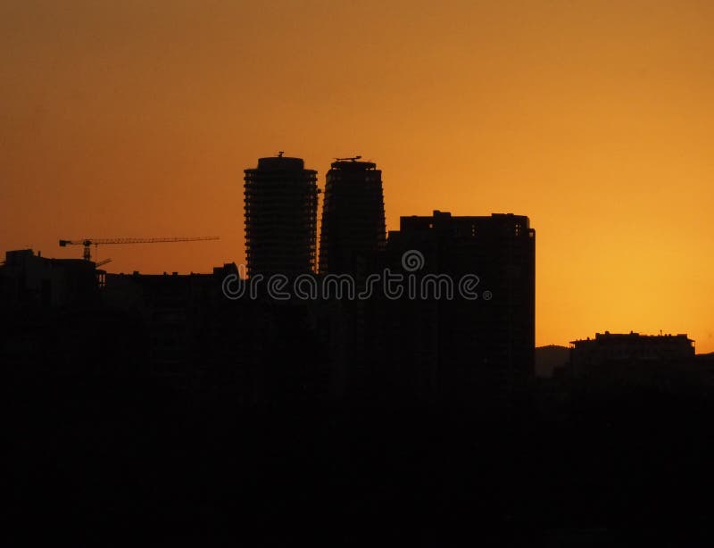Stadtschattenbild gegen den Himmel auf einem Sonnenuntergang Tiflis-Stadt stockfotografie Stadtschattenbild gegen den Himmel auf einem Sonnenuntergang Tiflis-Stadt stockfotografie