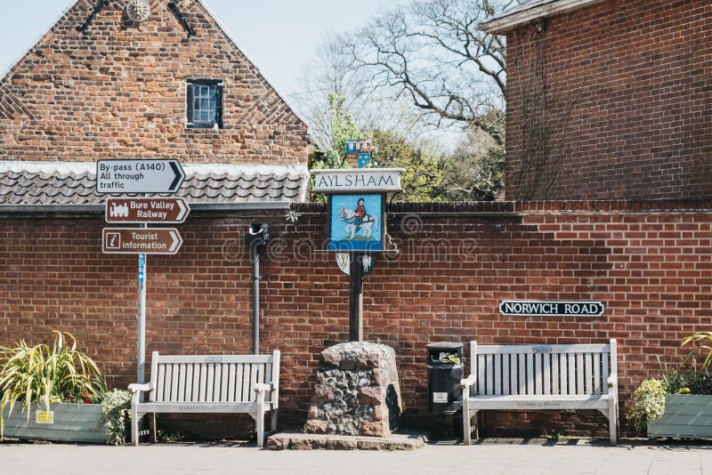 Stadtschild und auf einer Straße in Aylsham, Norfolk, Vereinigtes Königreich stockfotografie Stadtschild und auf einer Straße in Aylsham, Norfolk, Vereinigtes Königreich stockfotografie