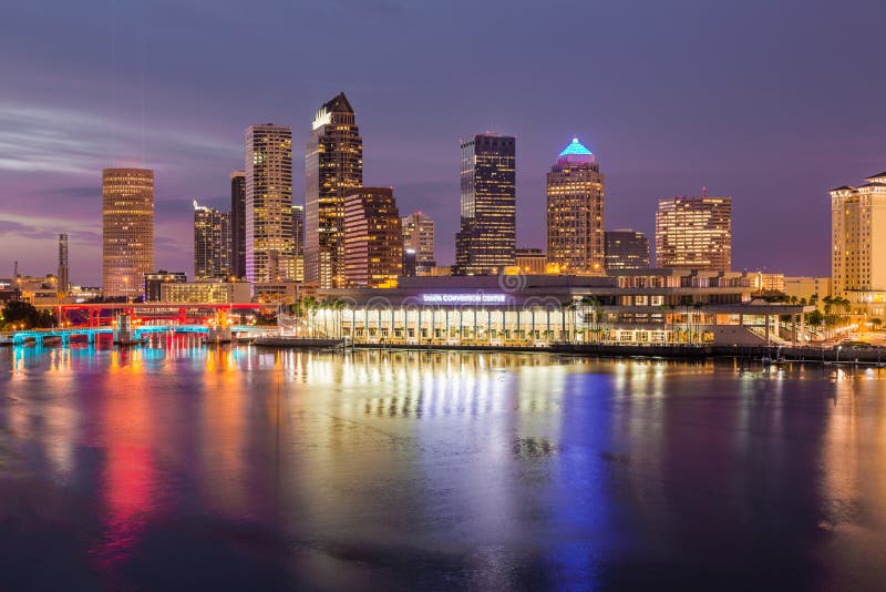 Stadtskyline von Tampa Florida bei Sonnenuntergang stockbilder Stadtskyline von Tampa Florida bei Sonnenuntergang stockbilder